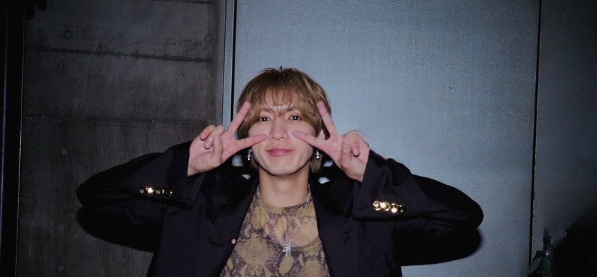 「この頃は前髪あったな、、、」WEST. 藤井流星がツアーグッズ作成のオフショットを公開