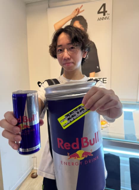「サンプリングしてきた」プロゲーマー・ひかるが嬉しそうにレッドブルを飲む
