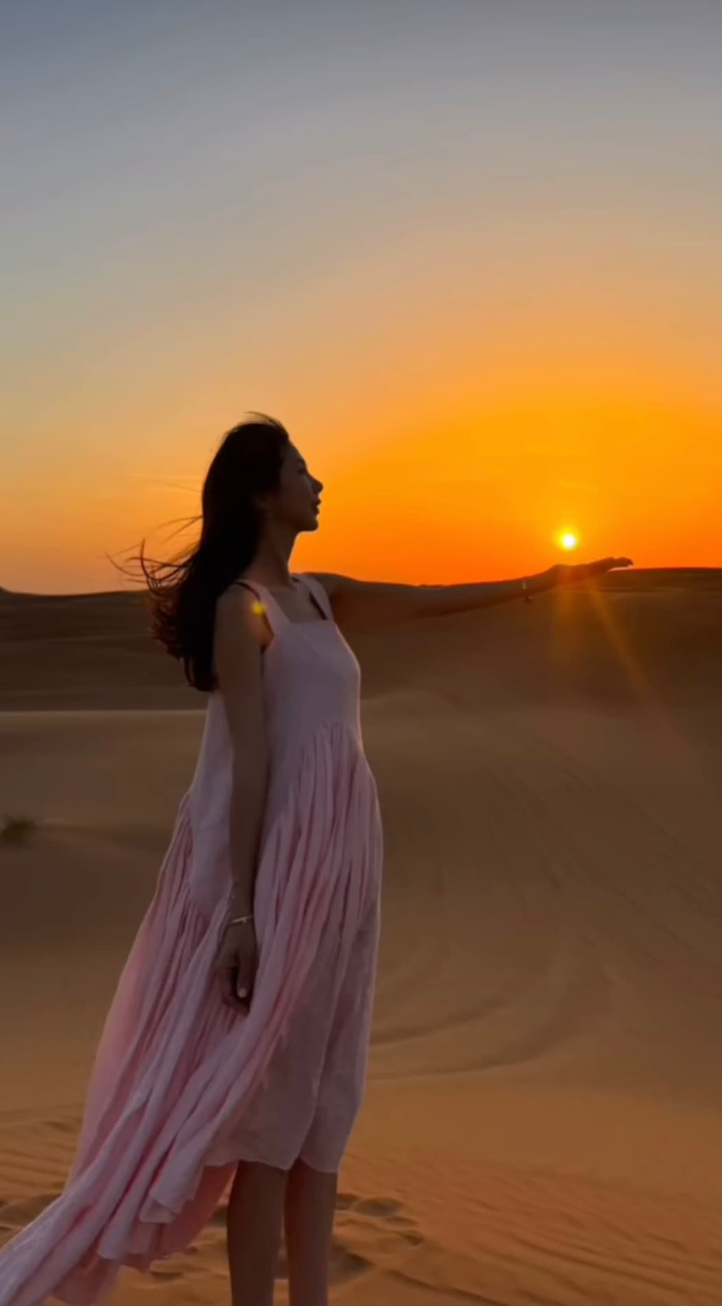 ほしのあき、砂漠でのサンセット自撮りムービーにファン悶絶！「美しすぎます！」