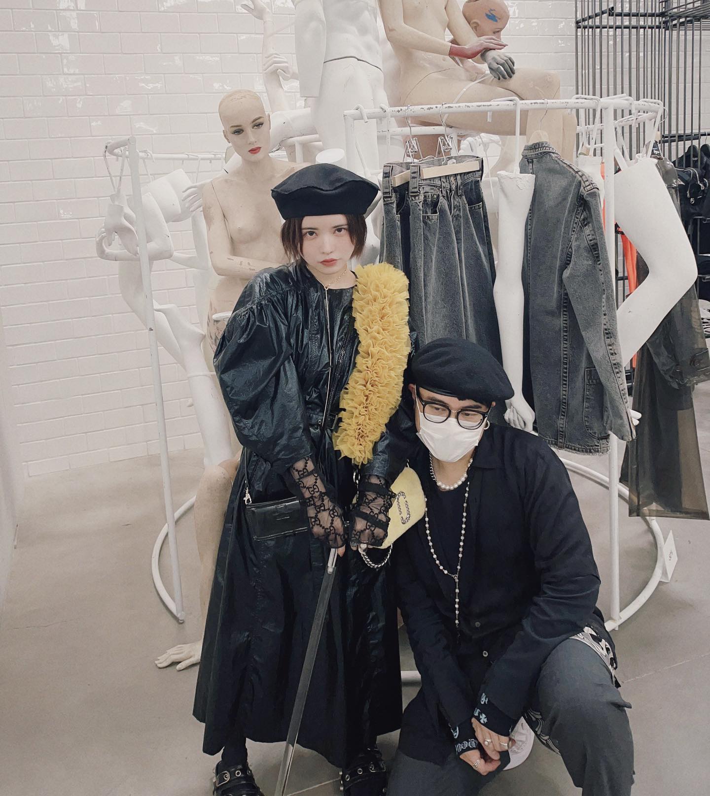 仙骨骨折の益若つばささん、透明＆キラキラの杖を公開🌟「選ぶの楽しかった、、！」