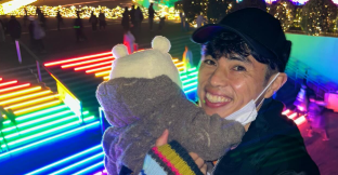 小島よしお、子どもとメガイルミへ！微笑ましい親子の時間