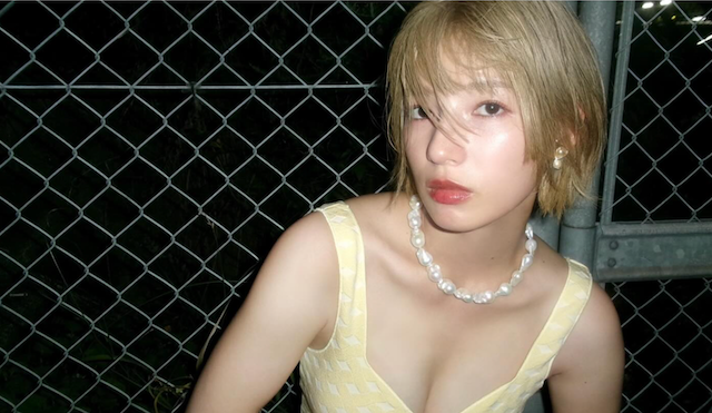 大人の色気全開…石井杏奈、夜のフェンス前ショットが美しすぎると話題