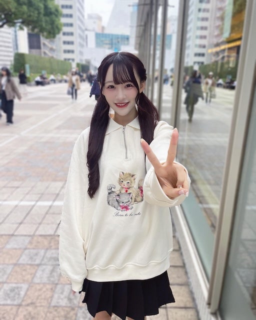 「前髪分けてるのも似合う」人気アイドルが可愛すぎる全身ショットを披露