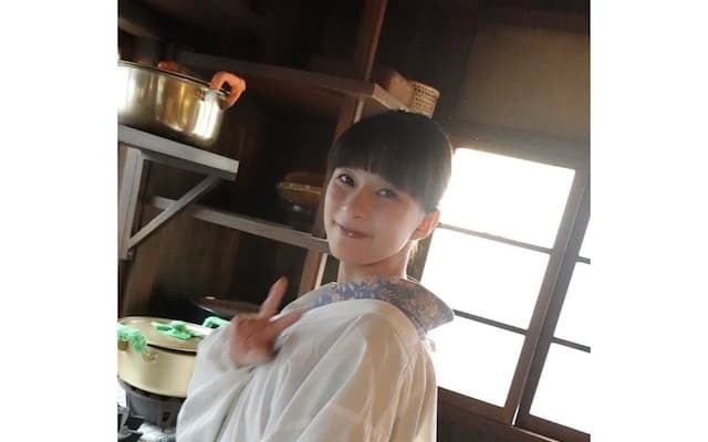 芳根京子、ドラマ「波うららかに、めおと日和」のオフショットを公開！