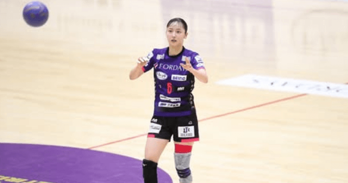 「勝利おめでとうございます！」美女ハンドボーラー飯塚美沙希・、勝利報告！”結束力MAX”なコートフォトの数々を公開