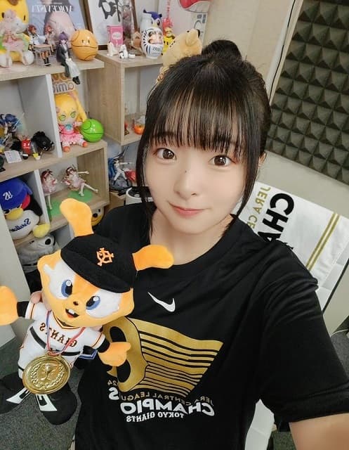 「巨人ファン一年目としてこれから…」女性声優がジャビットくんとの2ショットを投稿