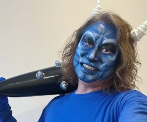 『子供たちを泣かせるはずが…』岡野雅行、南葛カラーの青鬼で大人気！