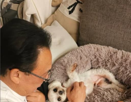 梅沢富美男と保護犬のツーショットにファンほっこり