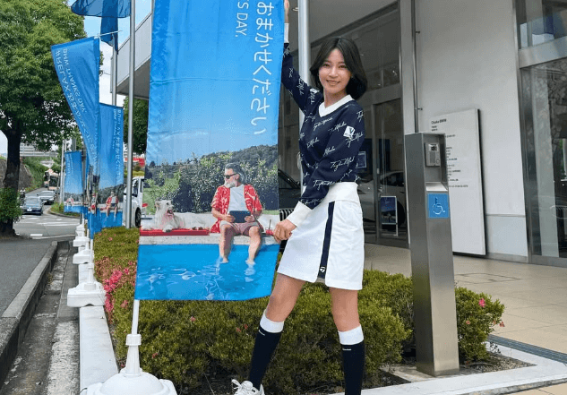 「美人さんですね」美女ゴルファー、INカーイベント！”店内＆屋外ショット”が美しすぎるとファン魅了「めちゃくちゃ美人」