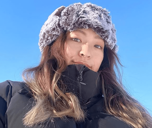 画家としても活躍のサーファー美女、氷も溶かすスマイルショットを披露！「ニット帽姿もキレイです」