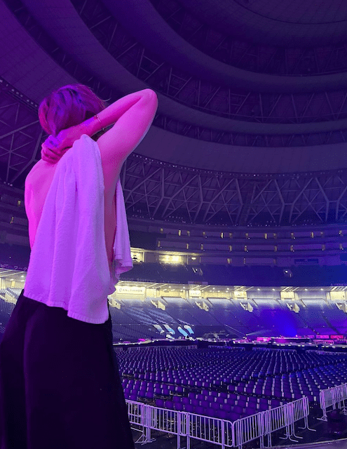 人気アイドルの背中チラリ肌見せショットに「からだがゴツくなってて、、、、最高です」「肌見せ たまらん」の声