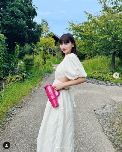 「ウエストどうなってる？」鈴木えみの公開したホワイトコーデが話題に！