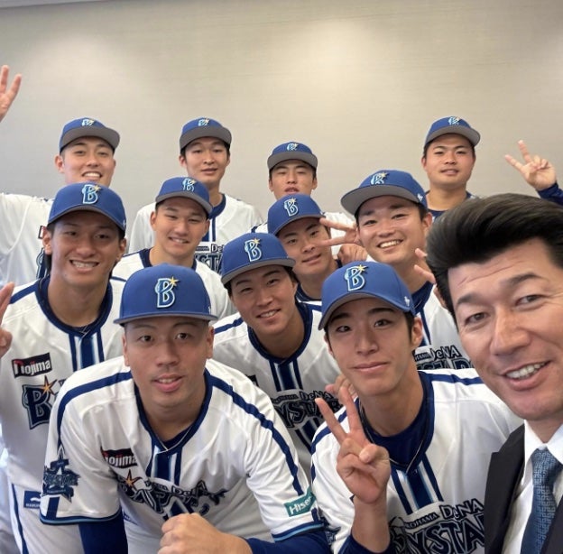 三浦大輔が「期待の星」たちとの自撮り公開📸ドラ１度会らが笑顔見せる