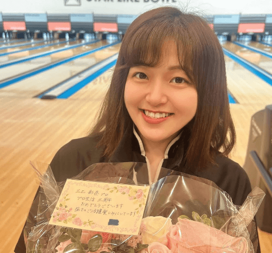 「可愛いですね」フリーアナ兼任の美女プロボウラー・三上彩奈、贈呈されたフラワーショットを公開！
