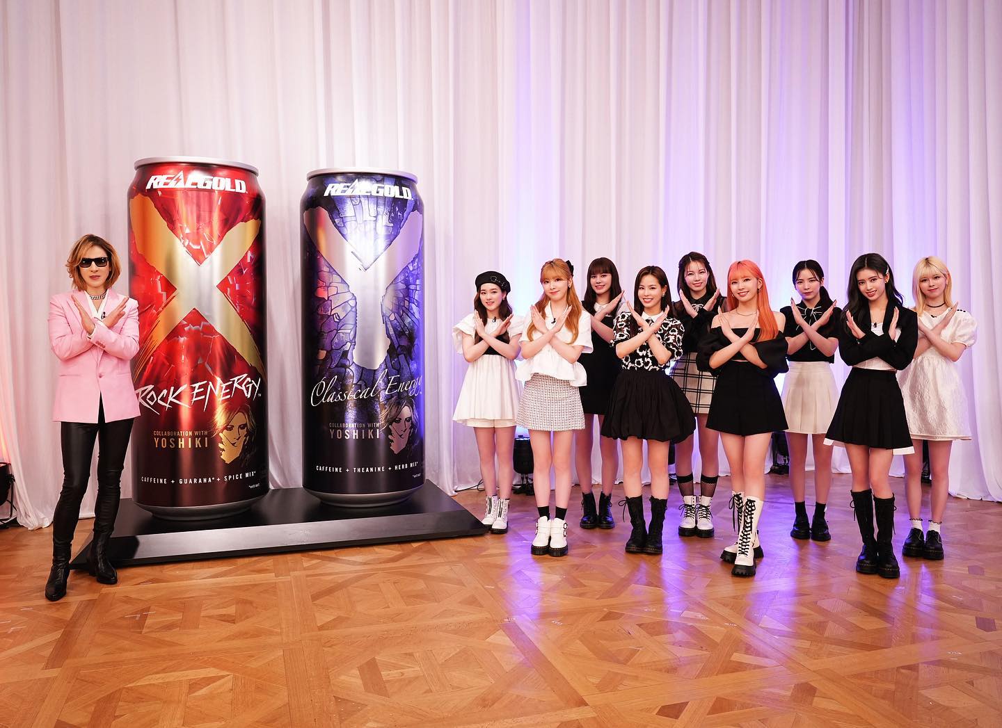 YOSHIKIさんがインスタでNiziUとの写真公開 ファンから「NiziUポーズ 可愛い💕」