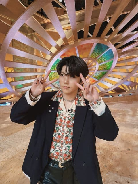 「お笑い担当すぎた、、、」Mrs. GREEN APPLE・若井滉斗、冠番組で心躍るダブルピース！