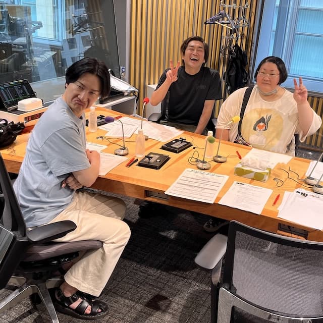 「僕の足じゃないんですけど」これは心霊写真？人気芸人のラジオ収録での1枚が話題に