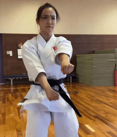 「押忍！！」美しすぎる空手家、ファンから超人気の新作”スーパー・リンペイ”を披露「待っていた甲斐があった」