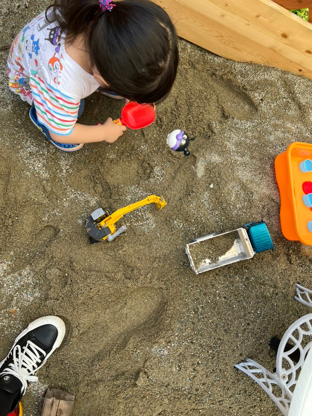 華原朋美さんが“息子”の砂場遊び姿に親バカ炸裂😍「見てるだけでしあわせです」