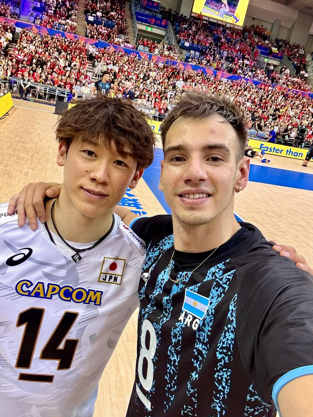 石川祐希がチームメイトと対戦！イタリアセリアA・ペルージャが所属メンバーのツーショットを公開！