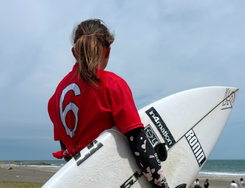 サーフィン界の次世代スター・木津優芽が“なみのり甲子園”で奮闘！背番号6が海へ挑む瞬間が熱い