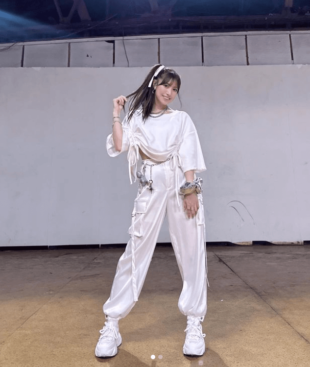 荒井優希がInstagramで新曲『告白心拍数』のMV撮影時の写真をシェアし、ファンの注目を集めている。