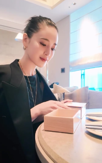 昨年末結婚した藤井夏恋、話題のラグジュアリーホテルで大人な夫婦時間を過ごす