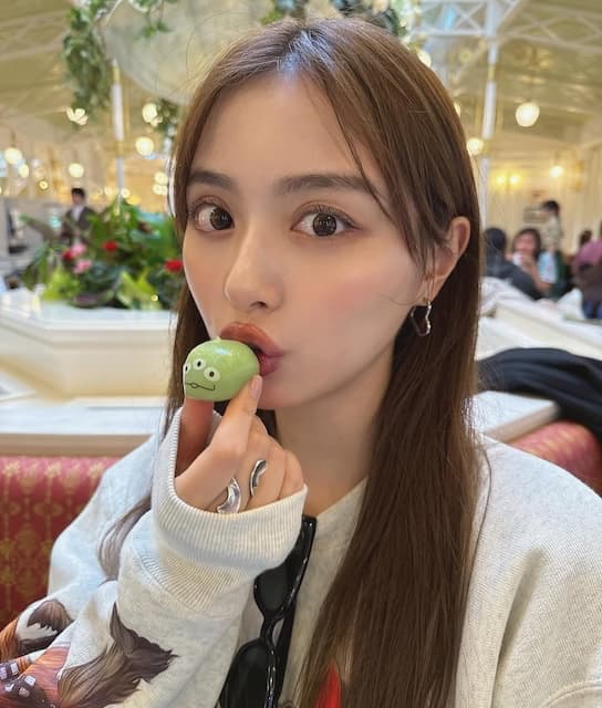 「これがあると恒例のやつやるしか」内田理央、ディズニーの定番フードを食べる様子にファンからコメント続々！