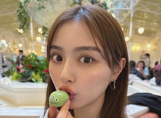 「これがあると恒例のやつやるしか」内田理央、ディズニーの定番フードを食べる様子にファンからコメント続々！