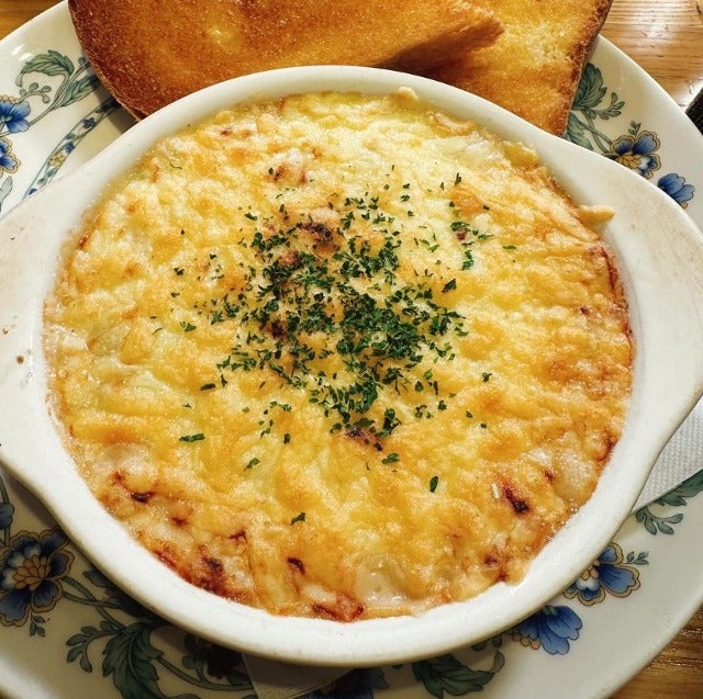 有吉弘行がおいしそうなグラタンとパンのセットを紹介！