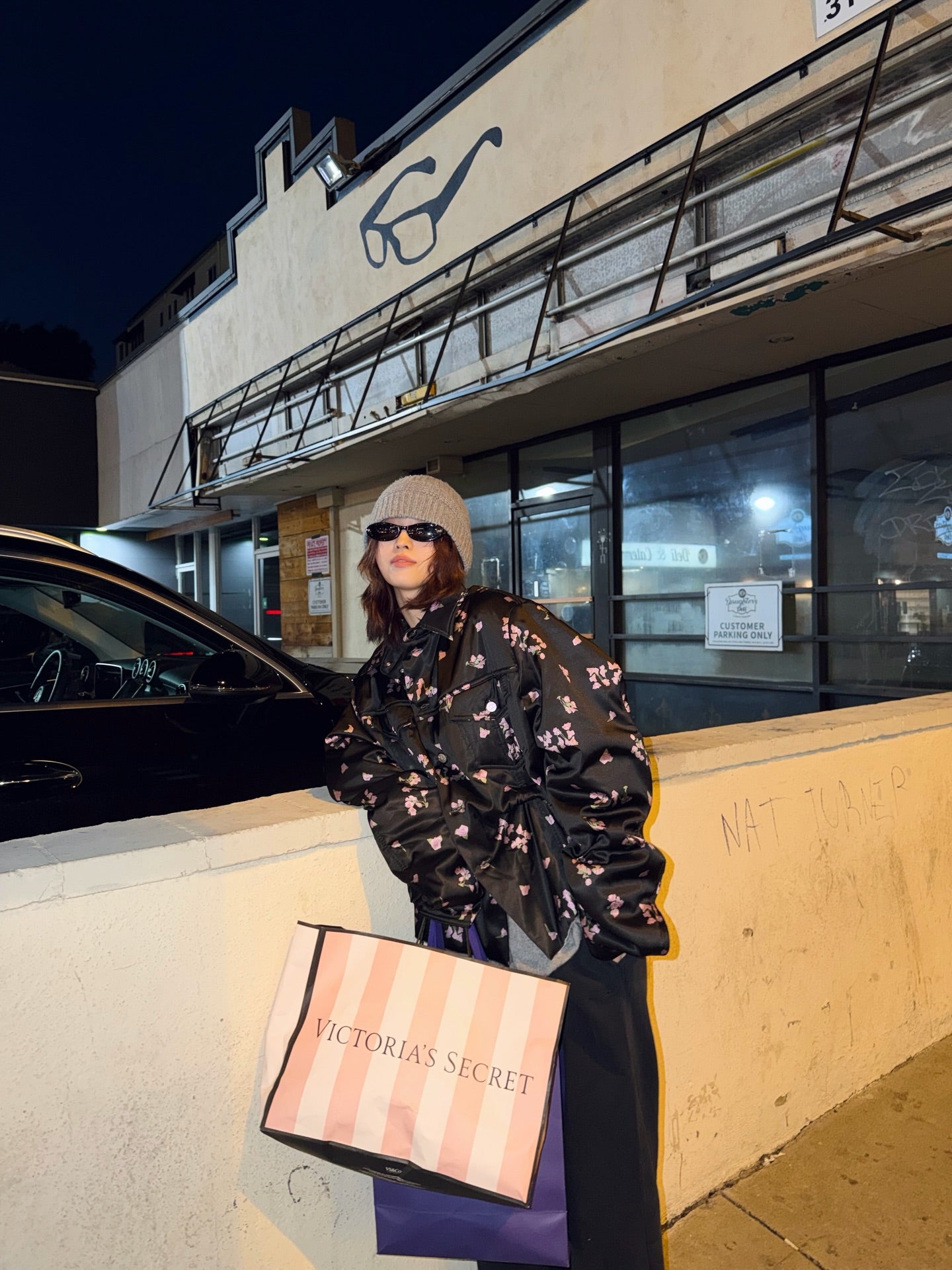 TWICE・モモ、夜の街でショッピングショット　クールで大胆な私服姿に反響