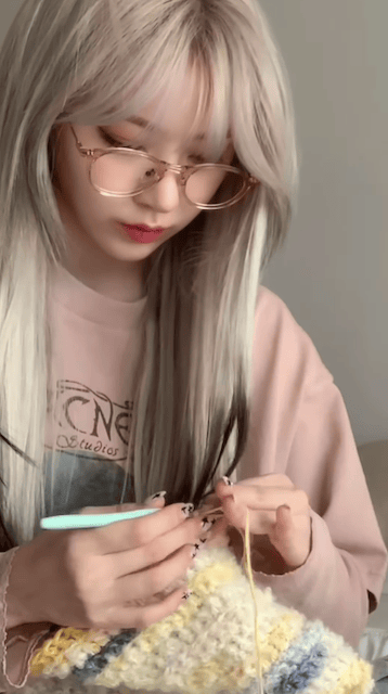 宮脇咲良が可愛すぎる自作ニット帽を公開 作成過程も披露 | 話題の投稿