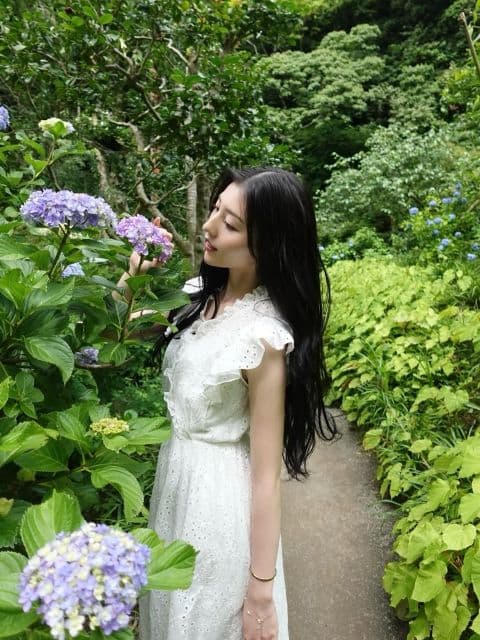 元アイドル・吉井美優 紫陽花との美しすぎる写真を披露！「めっちゃ綺麗！」「紫陽花似合う」と話題に！