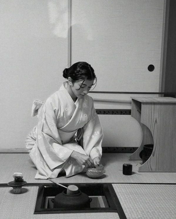 ローラが華やかな着物姿で茶道を満喫