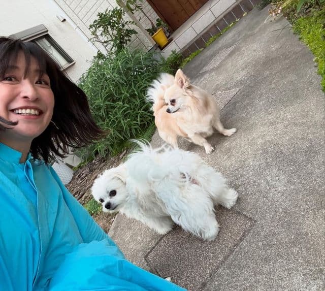 小野真弓、愛犬と戯れるショットを公開!撮影がつないでくれた素敵なご縁に感謝の日