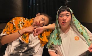 「仲良しすぎ~」人気芸人 あの美人女優とライブに参戦 肩を寄せ合う仲良し2ショットにいいね続々