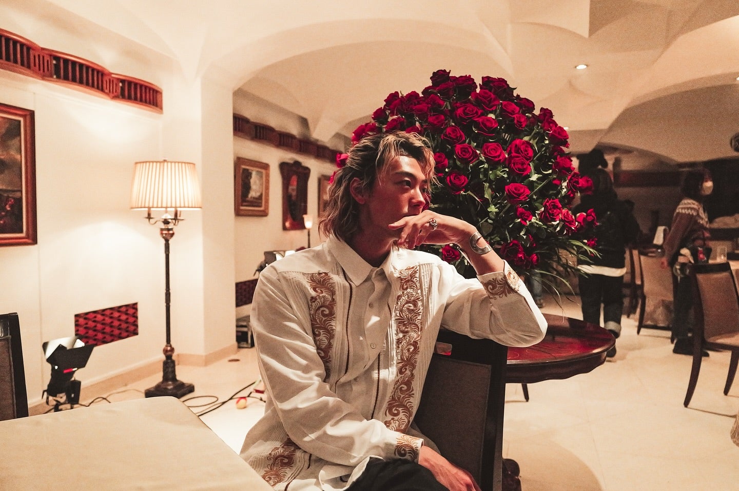 竹内涼真が薔薇を背景にシックな姿を披露　ドラマとは一転した色気に反響