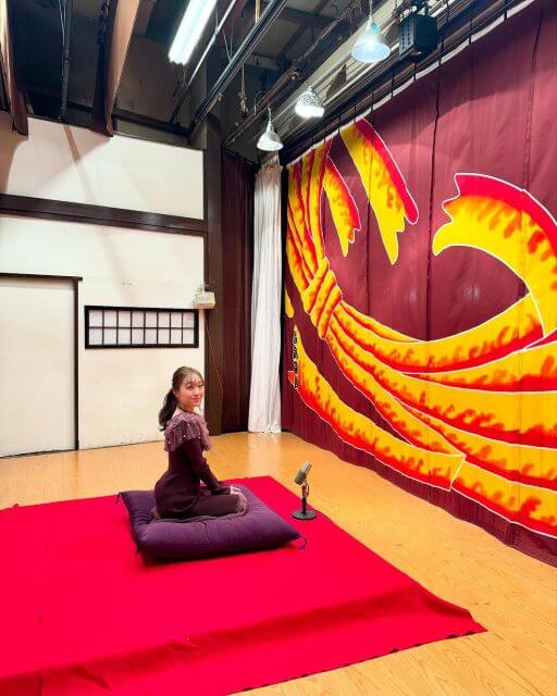 須田亜香里、伝統の浅草木馬亭で小噺初挑戦！大きな座布団に恐縮しながらも、幸せなひととき