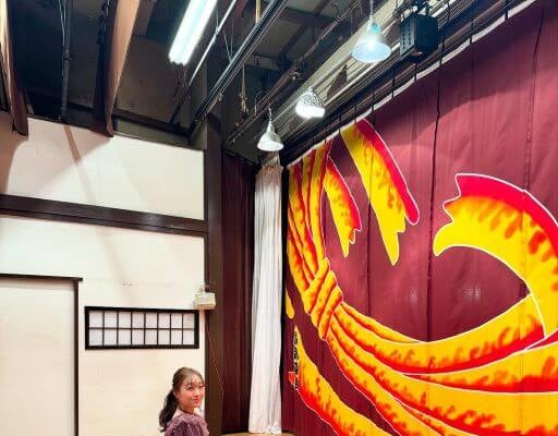 須田亜香里、伝統の浅草木馬亭で小噺初挑戦！大きな座布団に恐縮しながらも、幸せなひととき