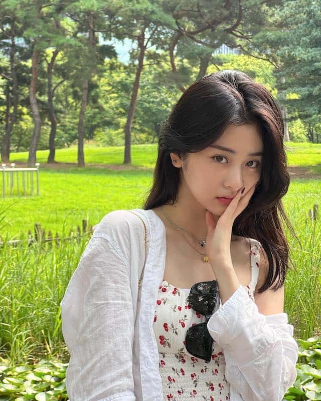 LE SSERAFIMメンバーユンジンの美貌に全世界が注目❗️姉妹ショットも公開💞