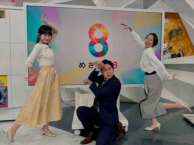 「思い思いのヘビを表現」フジ・酒主義久アナ、めざまし８共演女子アナとのお茶目ポーズが話題！