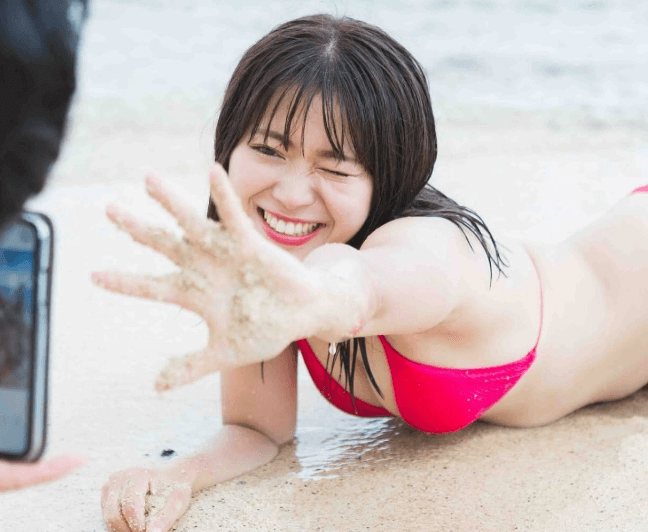 元AKBの美女、ピンク水着の秘蔵ショットを披露！”カメラマンさん・タンマポーズ”にファン悶絶「スタイルいいの変わらない！」