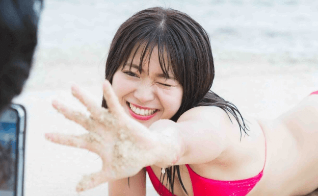 元AKBの美女、ピンク水着の秘蔵ショットを披露！”カメラマンさん・タンマポーズ”にファン悶絶「スタイルいいの変わらない！」