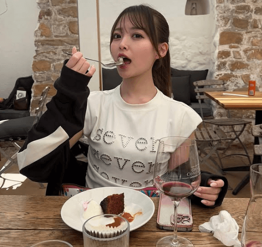 「かわいすぎ、 癒されます」人気モデル、赤ワイン片手に”ピノタージュ・ショット”を披露しファン陶酔！「いっぱい喰べる子、好き」
