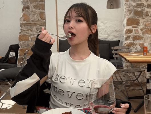 「かわいすぎ、 癒されます」人気モデル、赤ワイン片手に”ピノタージュ・ショット”を披露しファン陶酔！「いっぱい喰べる子、好き」