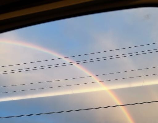 安めぐみが新幹線で出会った奇跡。移動中に見えた大きな虹に感動