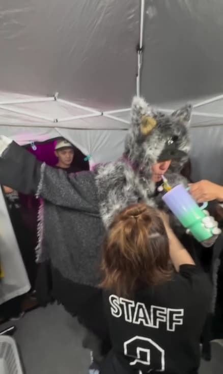 「すごい!初めて見た!」人気俳優〇〇、マイクも衣装も一気にチェンジする“早替え”にファン驚愕