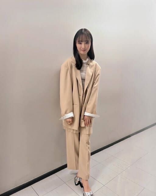 ベージュの魔法、ここにあり。大友花恋さんの“飯テロ級”上品コーデ