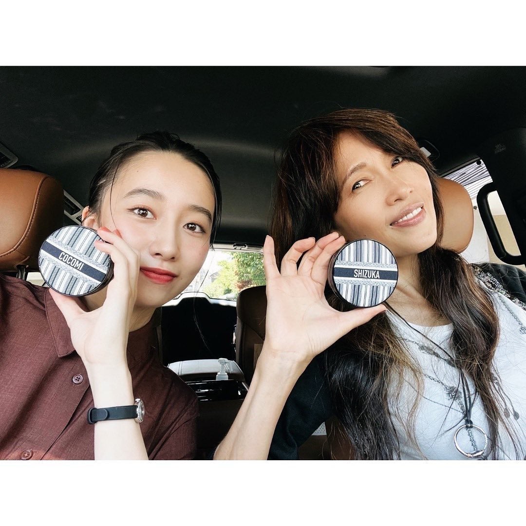 「オソロジャーン」Cocomiさん 母・工藤静香さんとお揃いコスメ手に2ショット