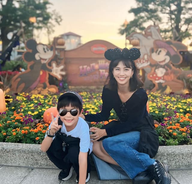 「久々に行ったぁ🫶」安田美沙子が同級生たちとディズニーシーへ